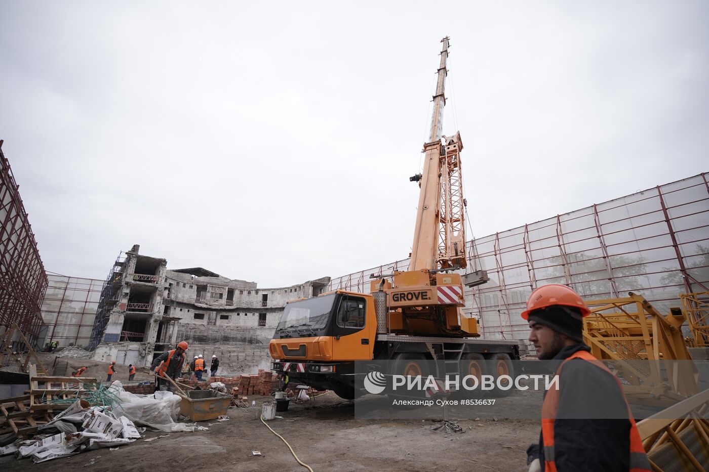 Строительные работы по восстановлению Мариупольского драмтеатра