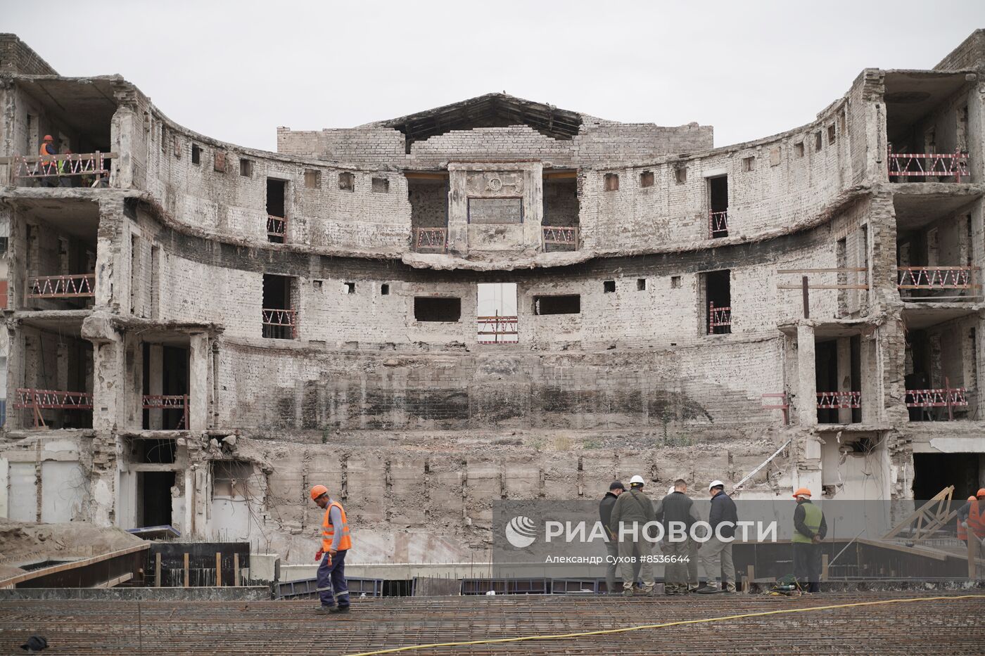 Строительные работы по восстановлению Мариупольского драмтеатра