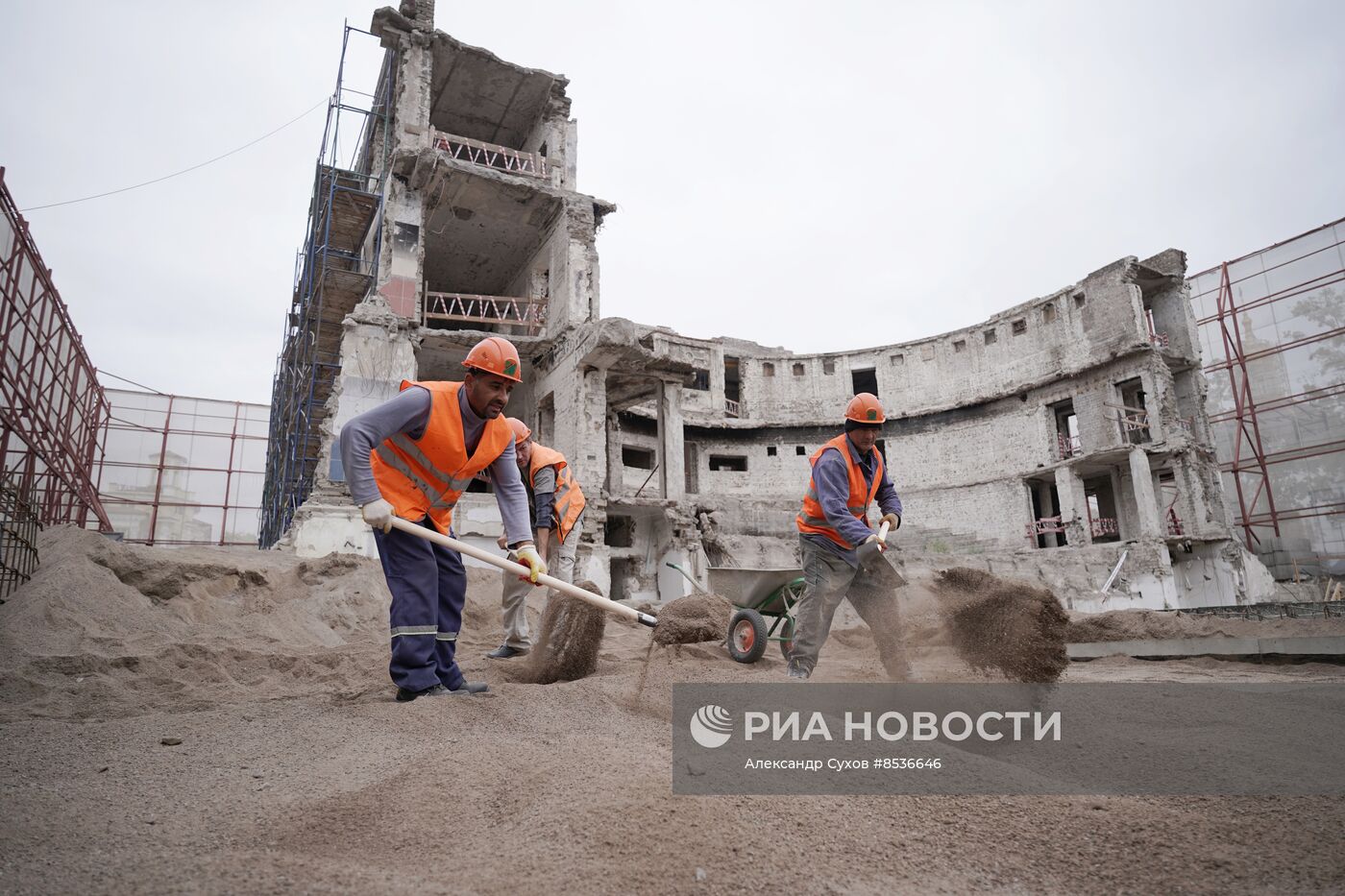 Строительные работы по восстановлению Мариупольского драмтеатра