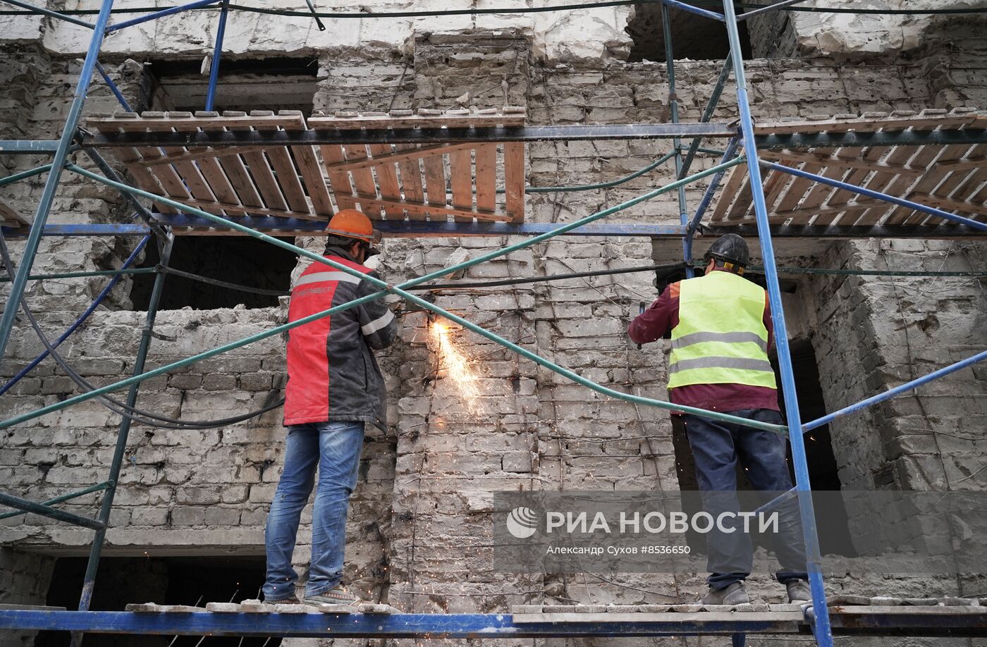 Строительные работы по восстановлению Мариупольского драмтеатра