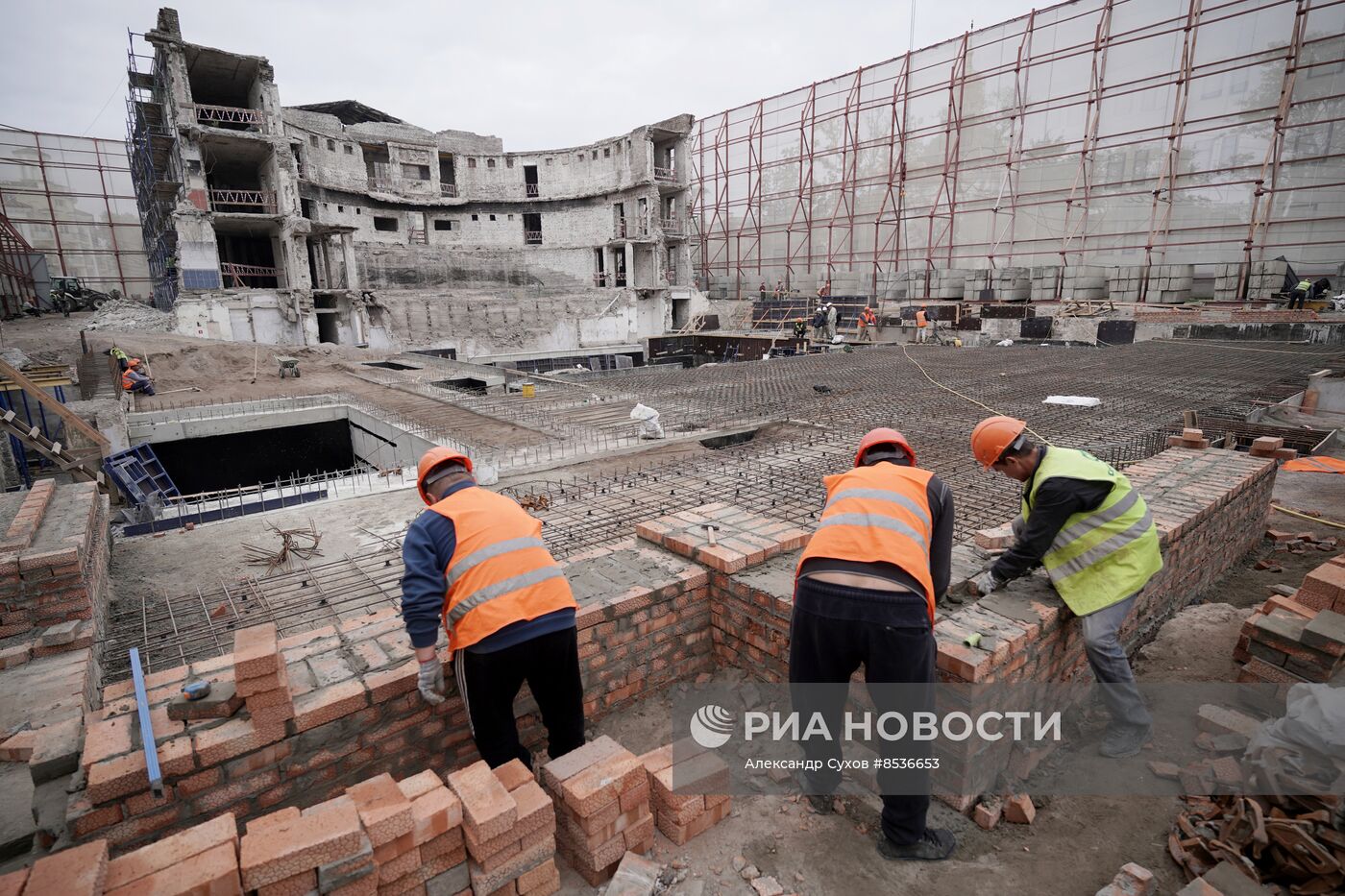 Строительные работы по восстановлению Мариупольского драмтеатра