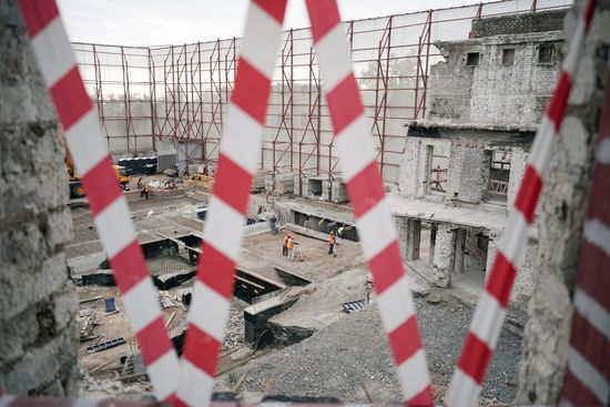 Строительные работы по восстановлению Мариупольского драмтеатра