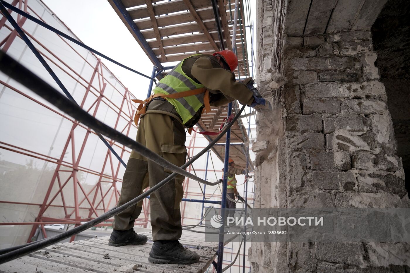 Строительные работы по восстановлению Мариупольского драмтеатра