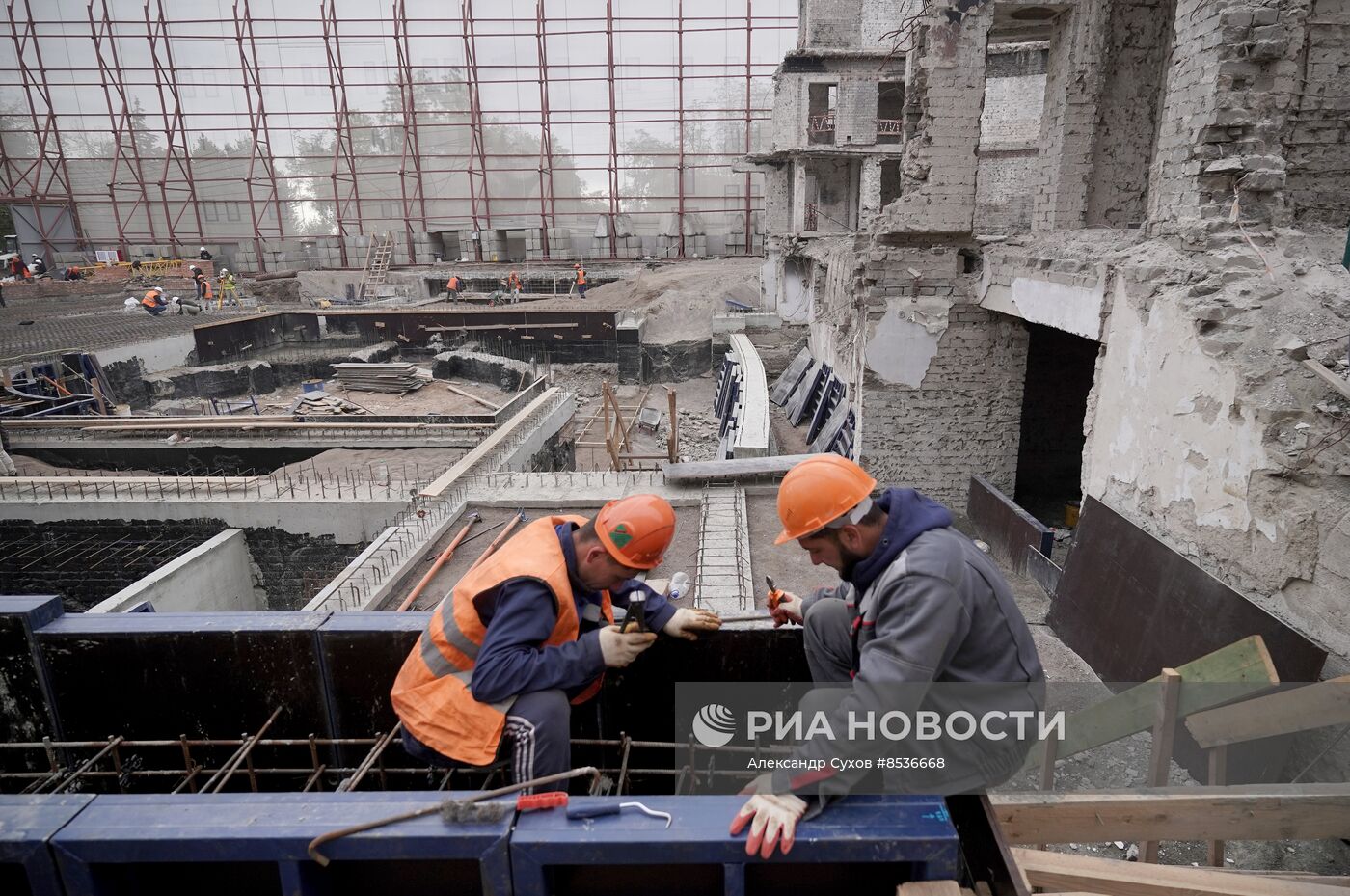 Строительные работы по восстановлению Мариупольского драмтеатра