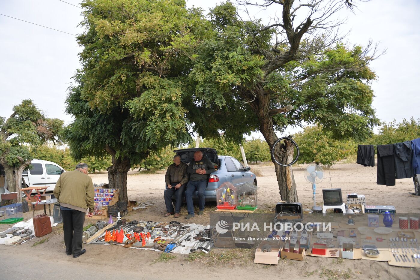 "Блошиный рынок" в садах Филибера в Мелитополе
