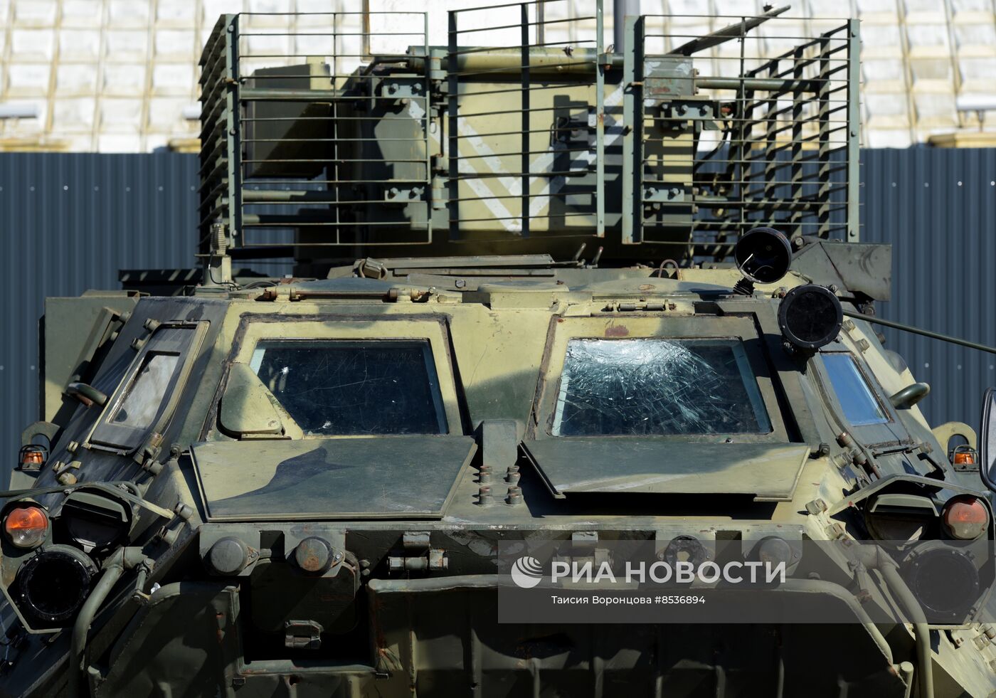 Выставка трофейной техники ВСУ в Луганске