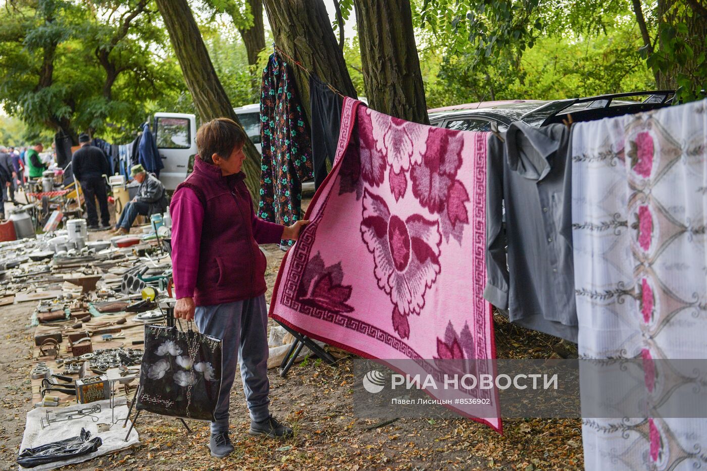 "Блошиный рынок" в садах Филибера в Мелитополе