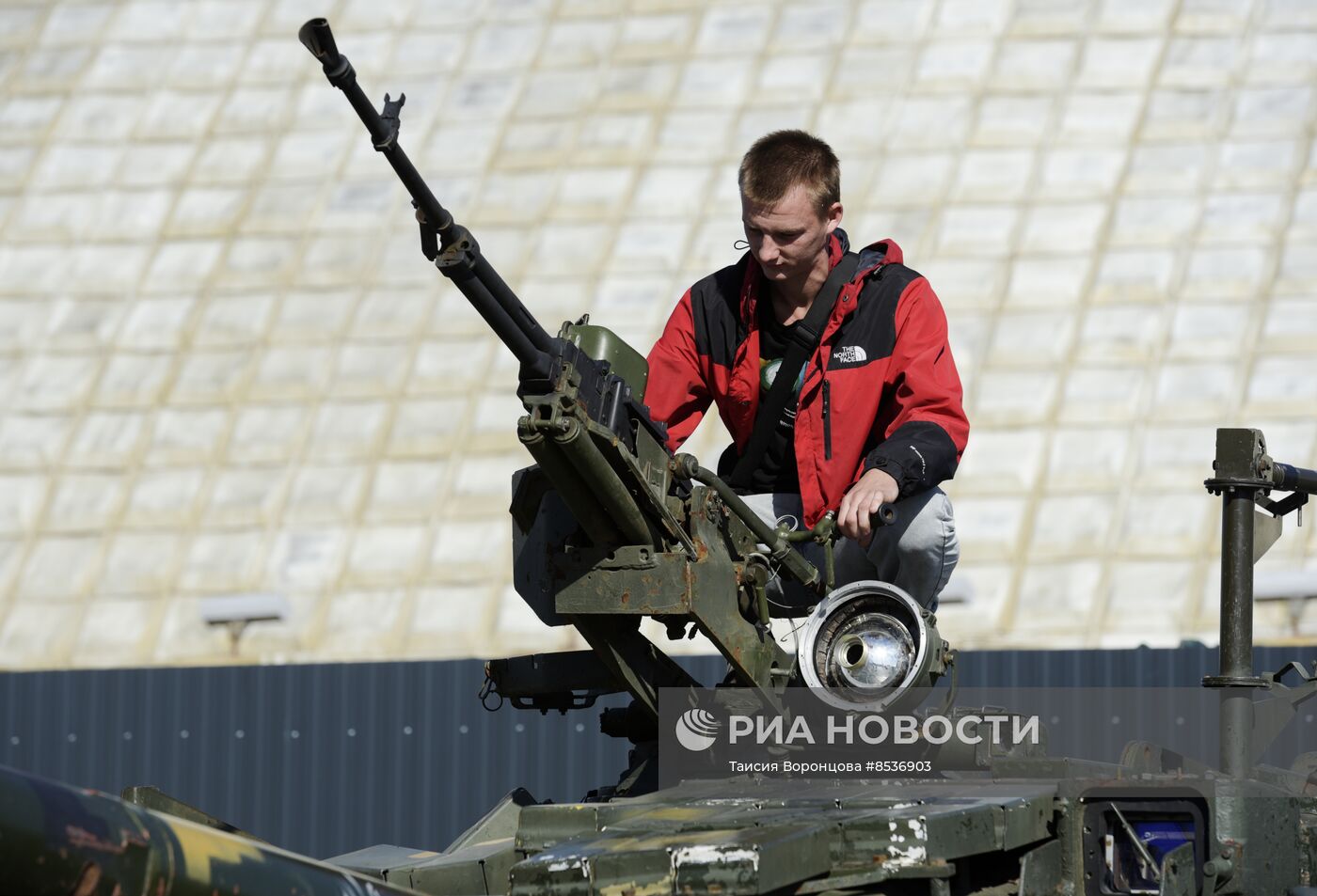 Выставка трофейной техники ВСУ в Луганске