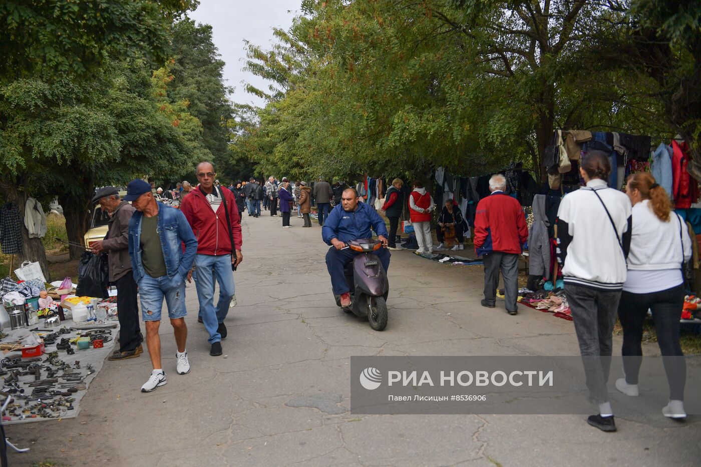 "Блошиный рынок" в садах Филибера в Мелитополе