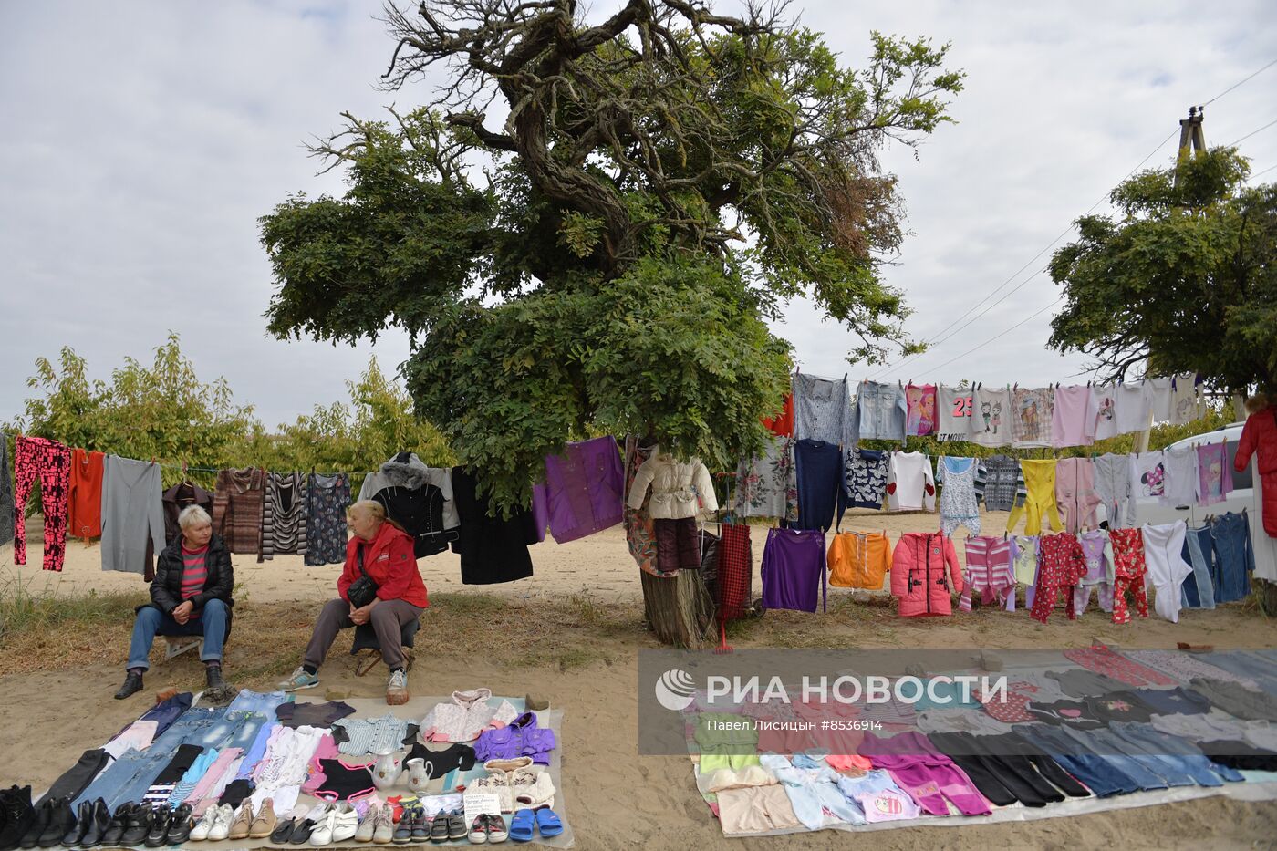 "Блошиный рынок" в садах Филибера в Мелитополе