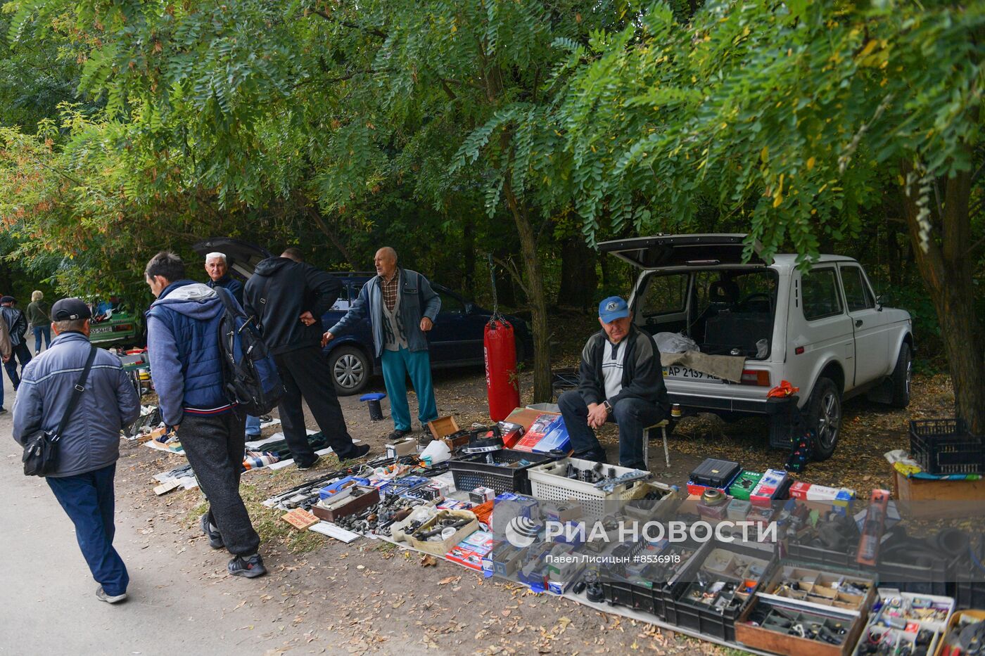 "Блошиный рынок" в садах Филибера в Мелитополе