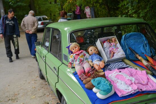 "Блошиный рынок" в садах Филибера в Мелитополе