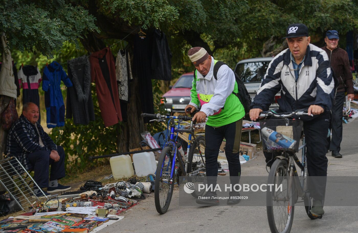 "Блошиный рынок" в садах Филибера в Мелитополе