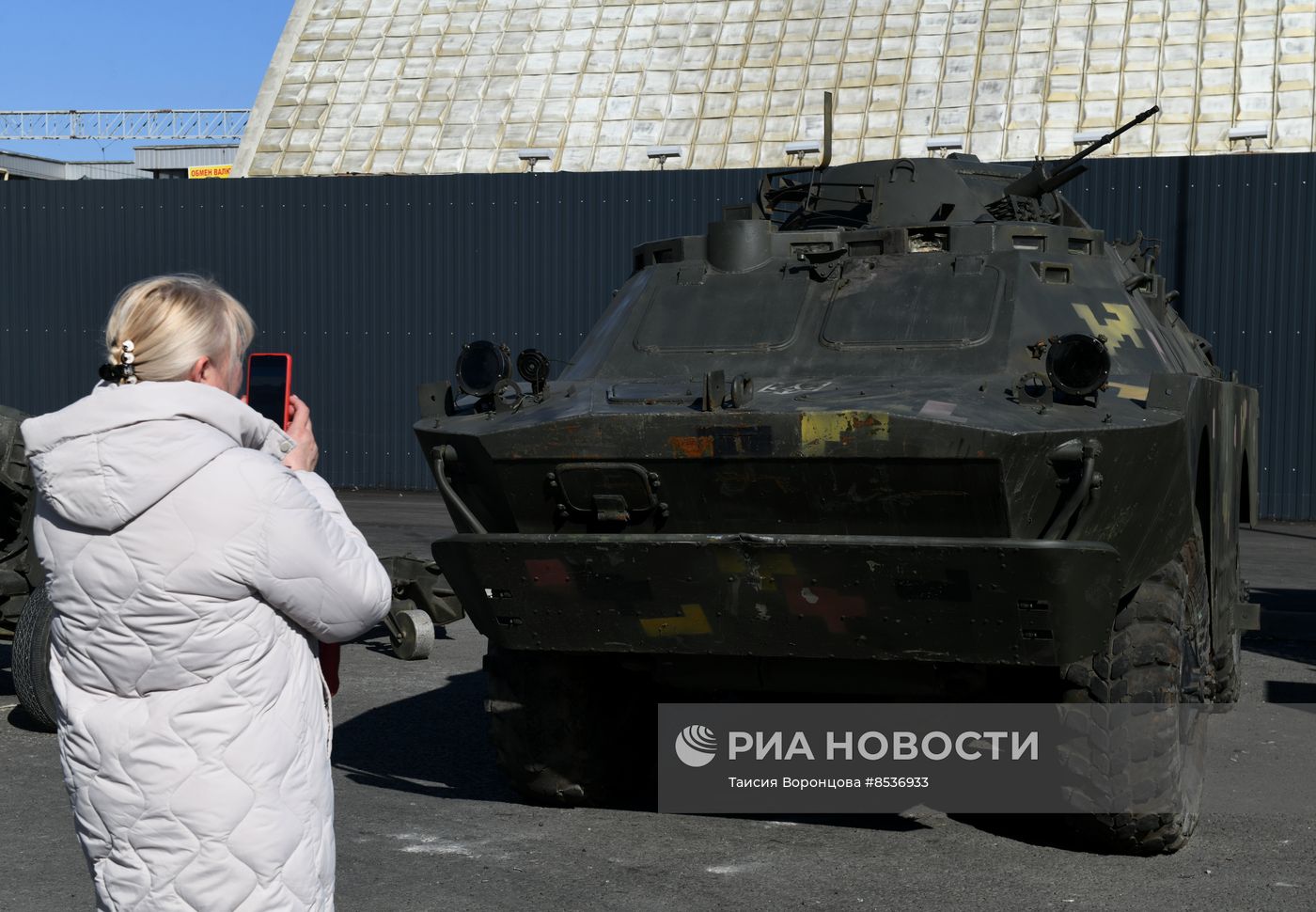 Выставка трофейной техники ВСУ в Луганске
