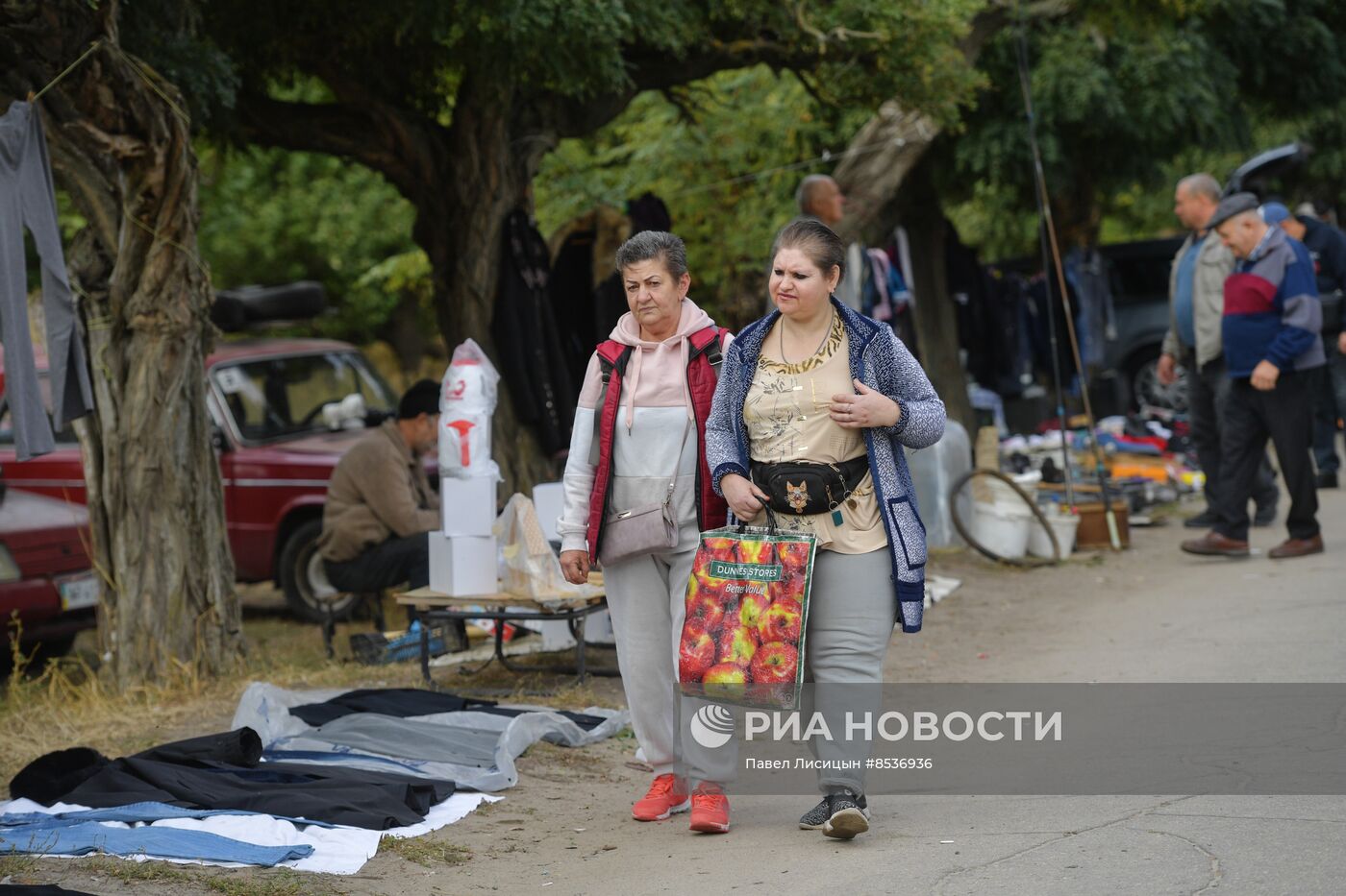"Блошиный рынок" в садах Филибера в Мелитополе