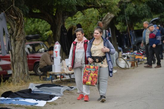 "Блошиный рынок" в садах Филибера в Мелитополе