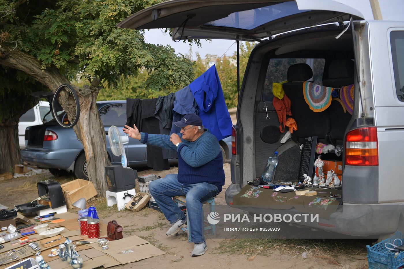 "Блошиный рынок" в садах Филибера в Мелитополе