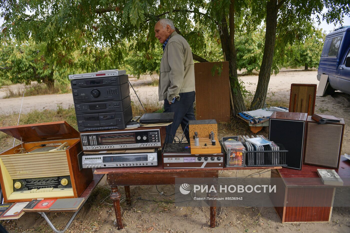 "Блошиный рынок" в садах Филибера в Мелитополе