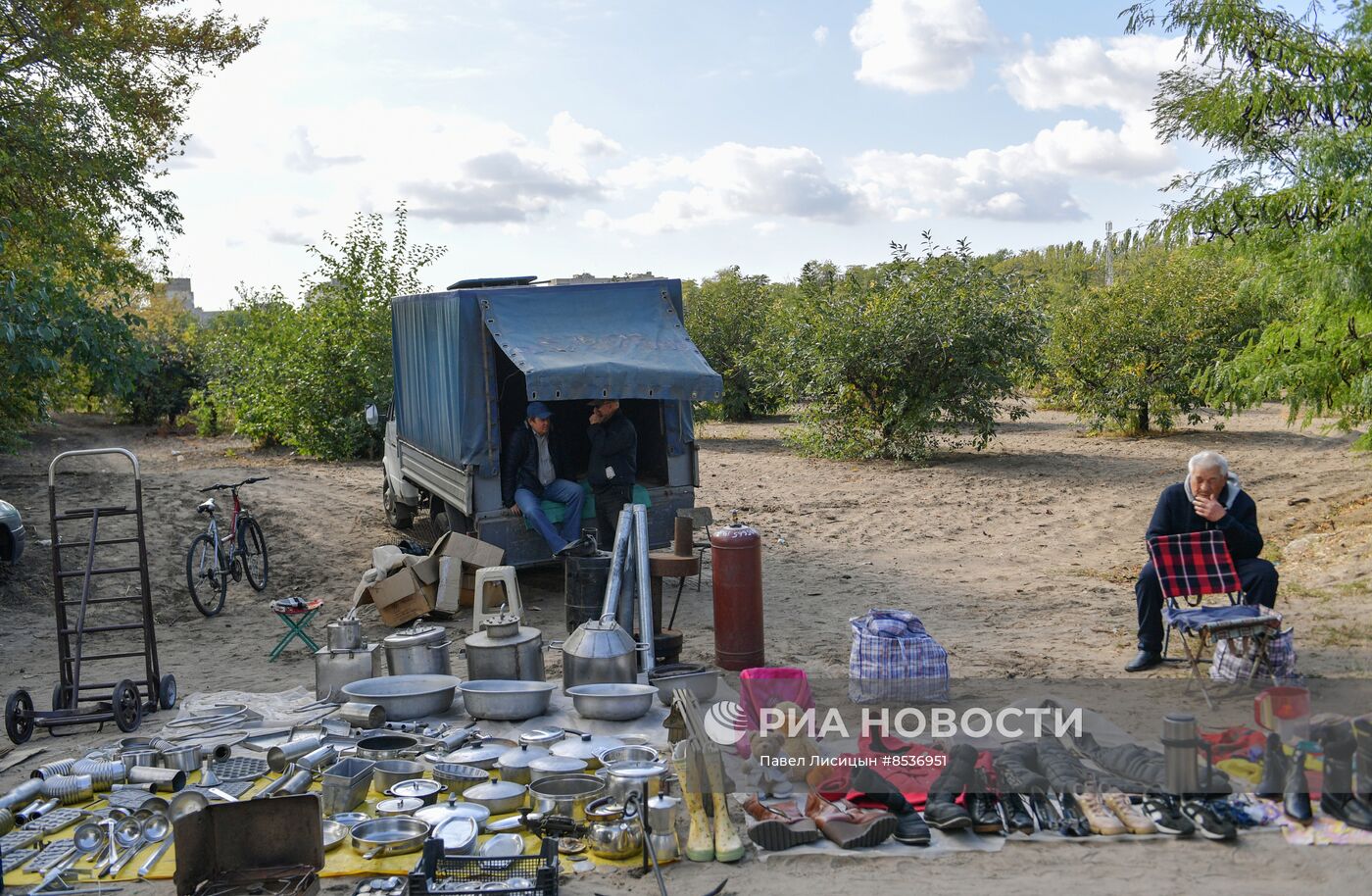 "Блошиный рынок" в садах Филибера в Мелитополе