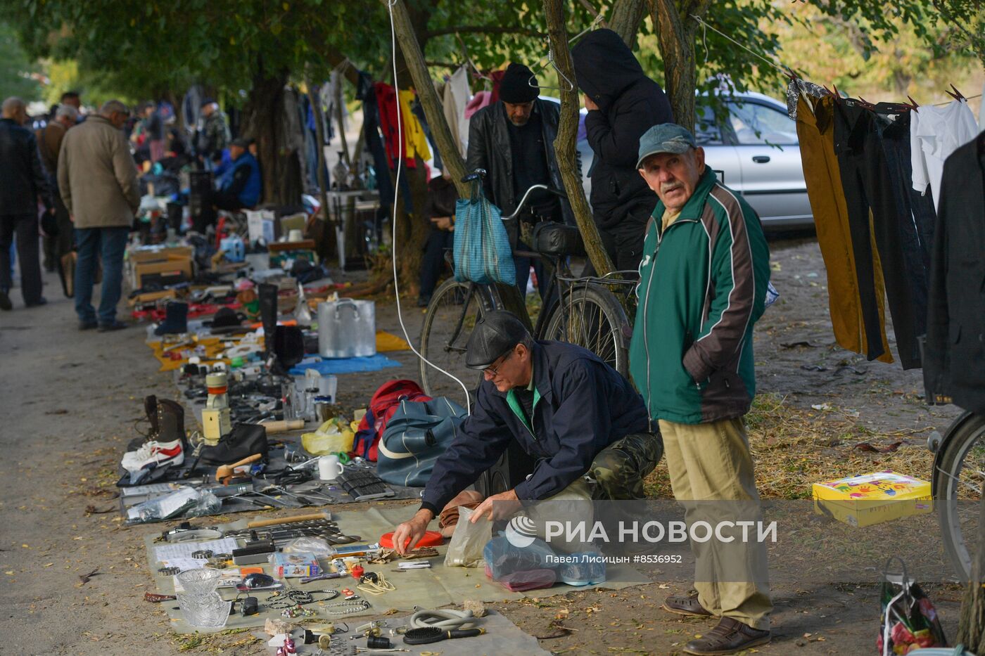 "Блошиный рынок" в садах Филибера в Мелитополе