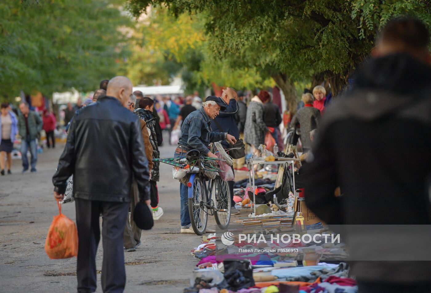 "Блошиный рынок" в садах Филибера в Мелитополе