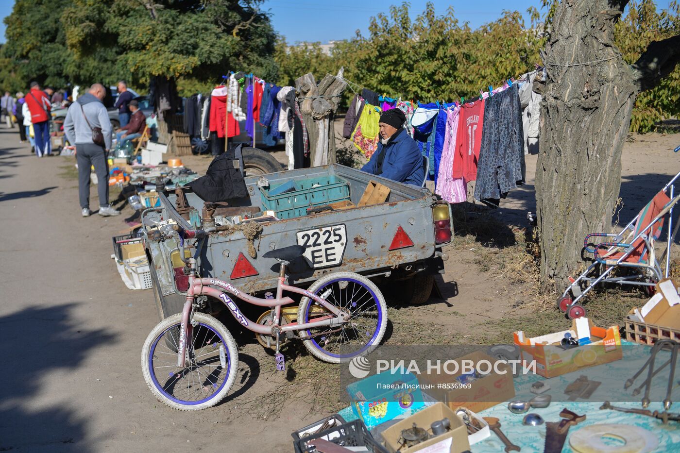 "Блошиный рынок" в садах Филибера в Мелитополе
