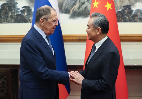 Встреча глав МИД РФ и Китая С. Лаврова и Ван И 