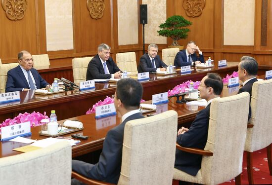 Встреча глав МИД РФ и Китая С. Лаврова и Ван И 