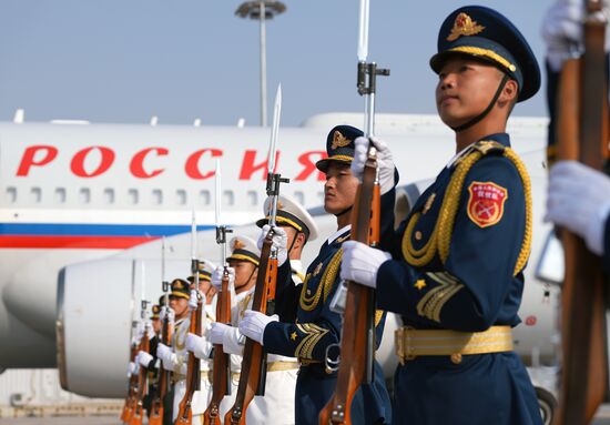 Визит президента РФ В. Путина в Китай для участия в мероприятиях третьего Международного форума "Один пояс, один путь"