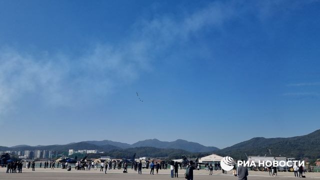 Выступление южнокорейской пилотажной группы на Сеульской международной оборонной выставке