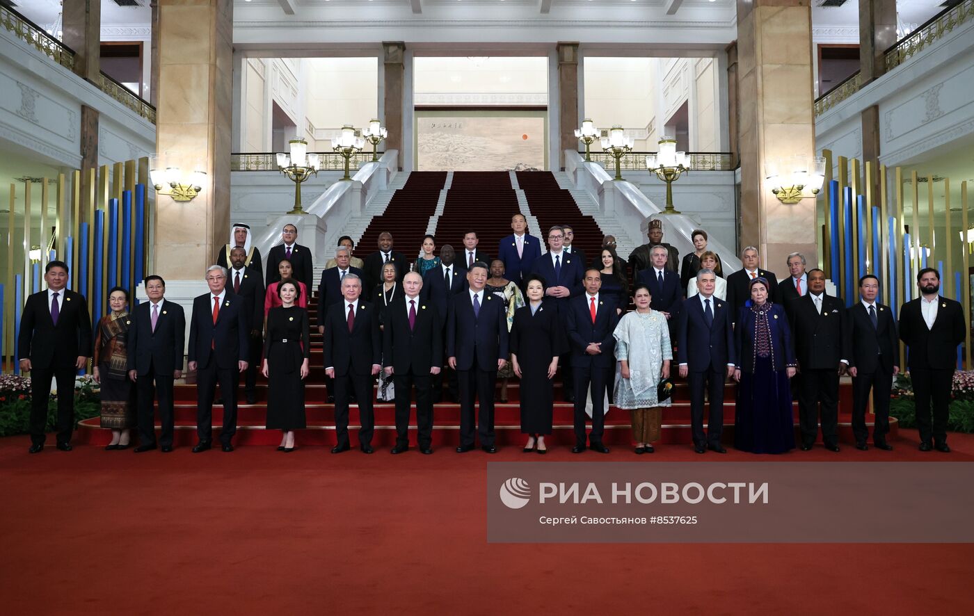 Визит президента РФ В. Путина в Китай для участия в мероприятиях третьего Международного форума "Один пояс, один путь"