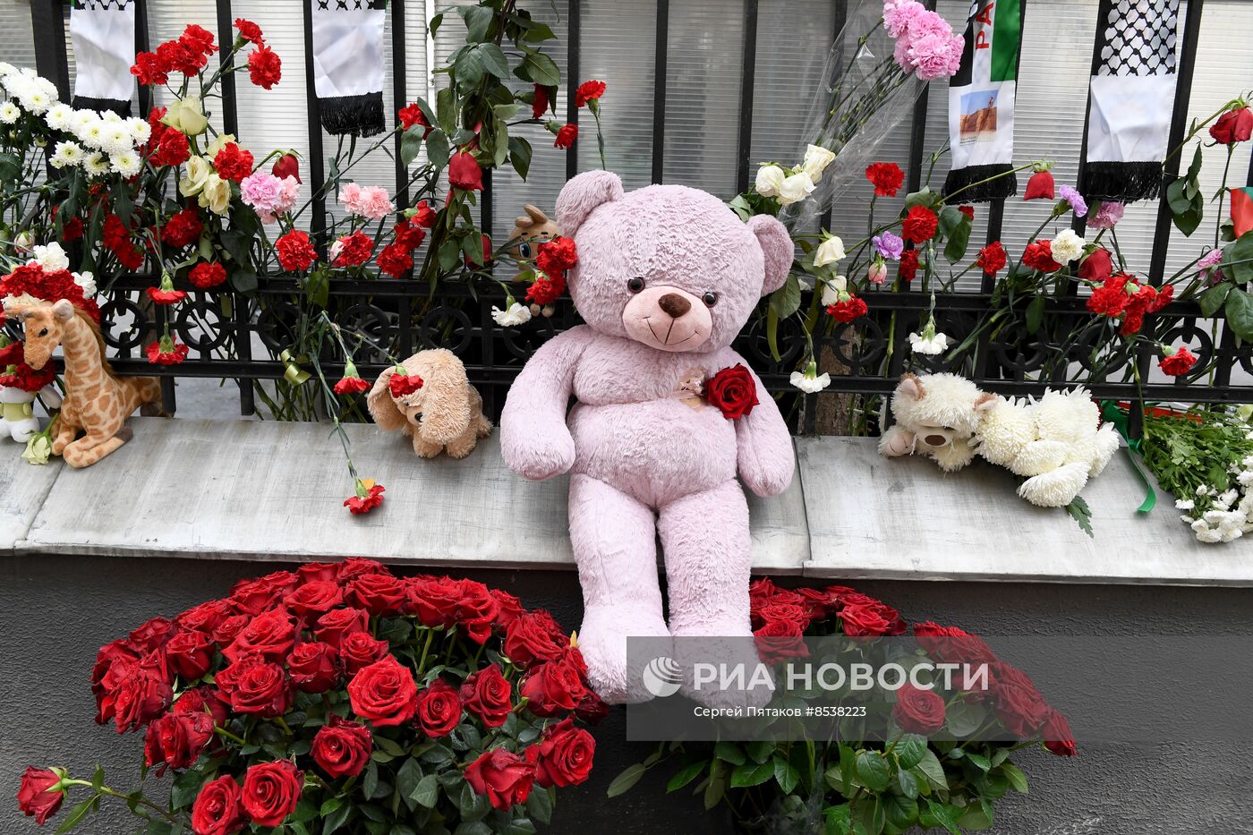 Цветы у здания посольства Палестины в Москве