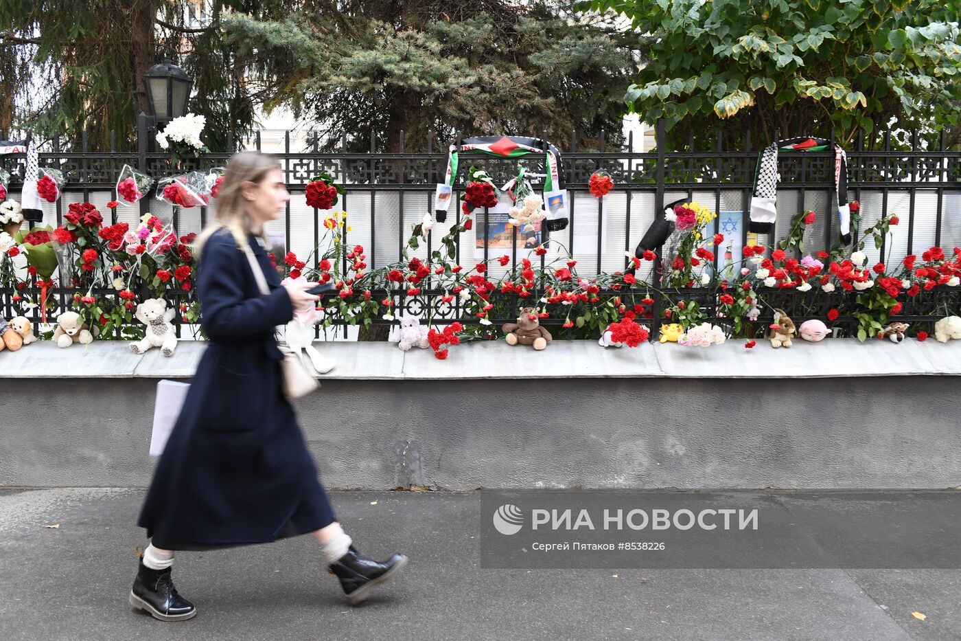 Цветы у здания посольства Палестины в Москве