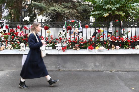 Цветы у здания посольства Палестины в Москве