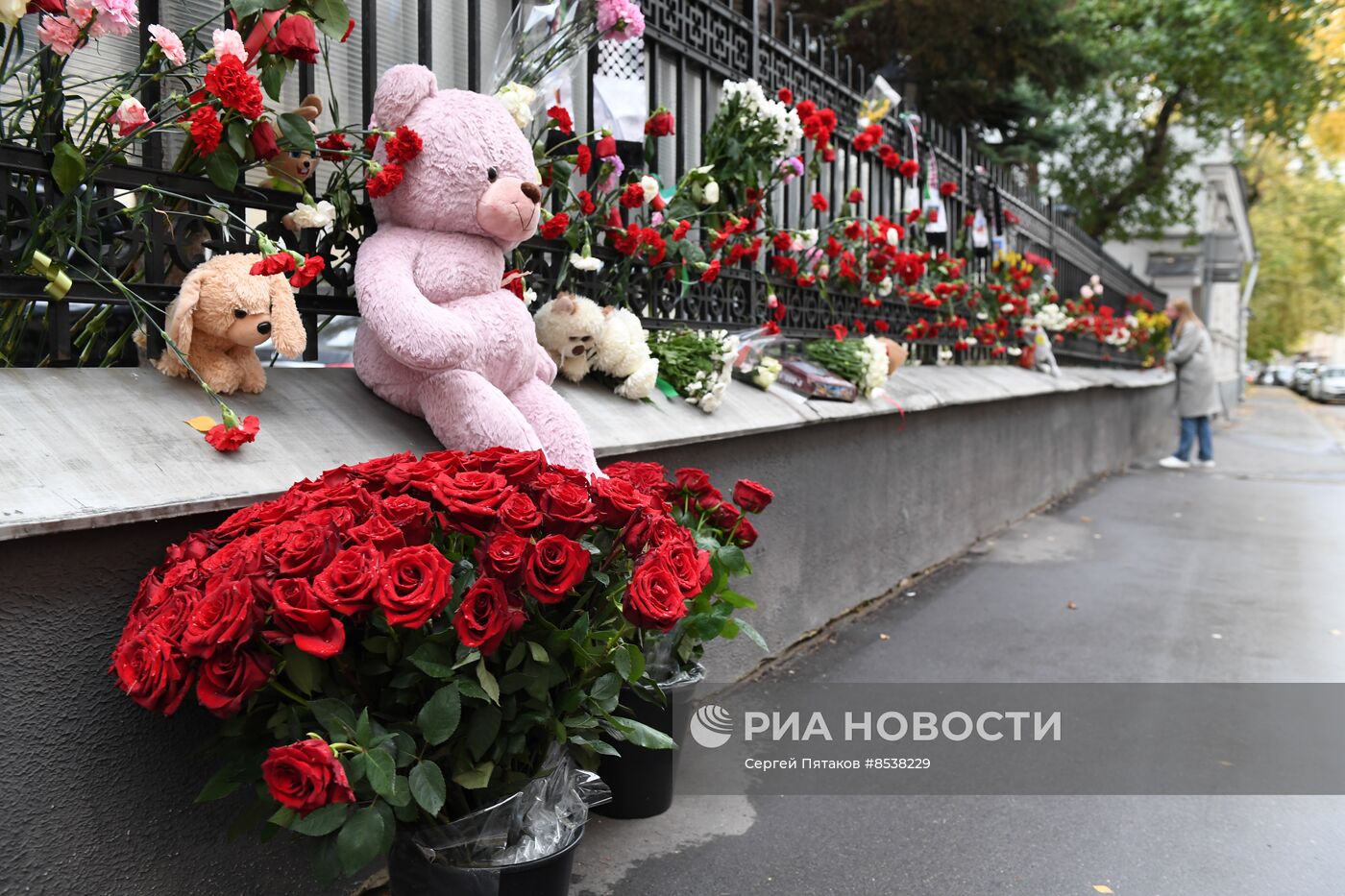 Цветы у здания посольства Палестины в Москве