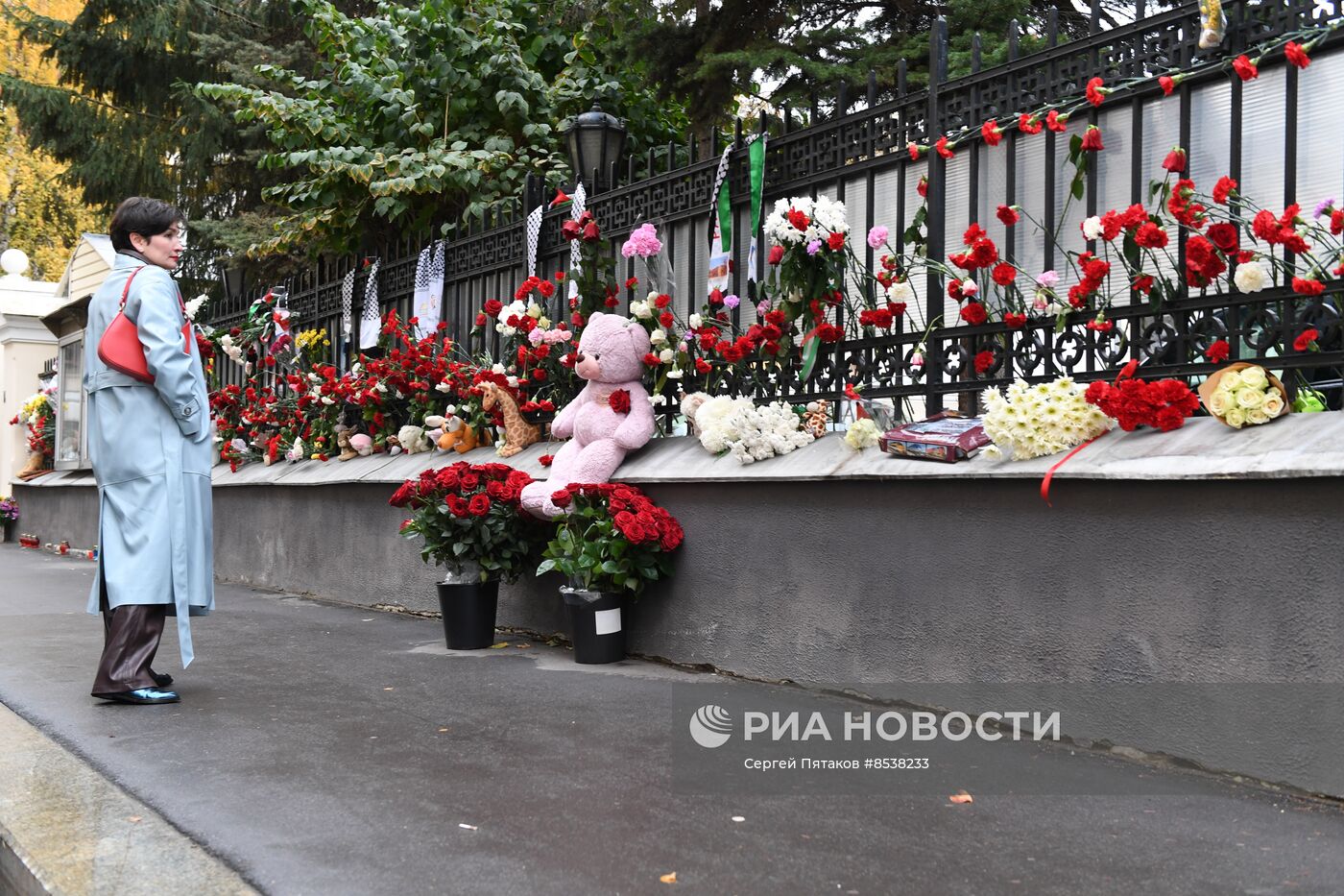 Цветы у здания посольства Палестины в Москве