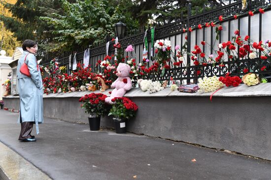 Цветы у здания посольства Палестины в Москве