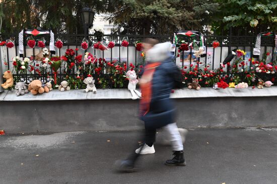 Цветы у здания посольства Палестины в Москве