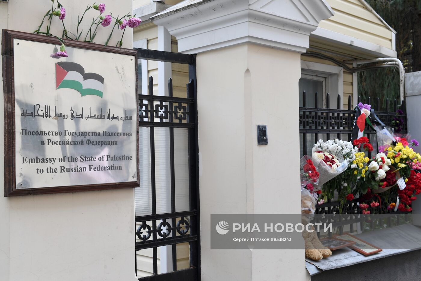 Цветы у здания посольства Палестины в Москве