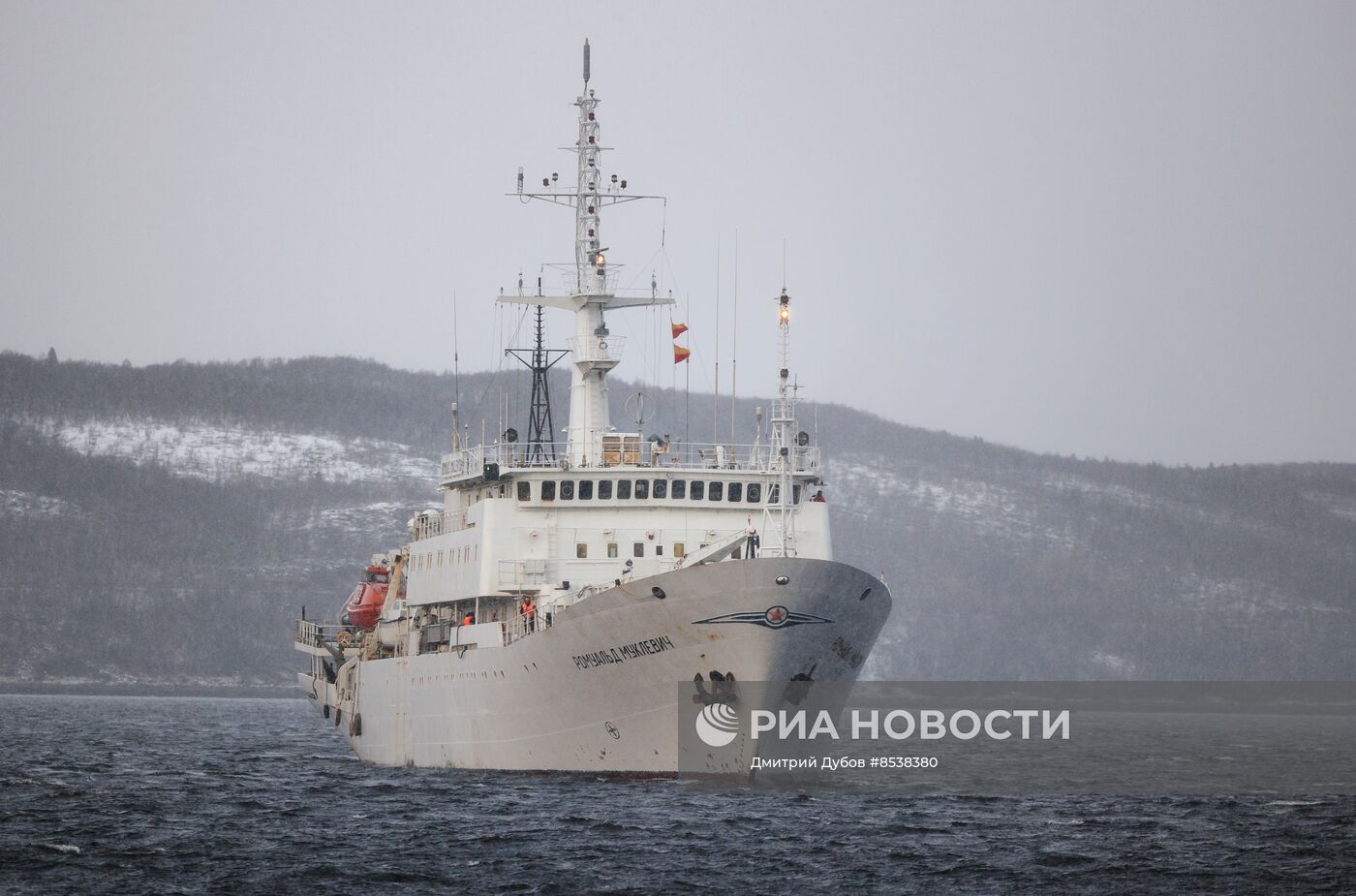 Встреча гидрографического судна Северного флота из экспедиции