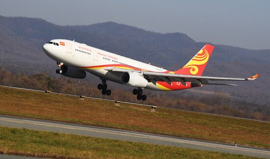 Рейс владивосток гонконг. Hainan Airlines Boeing 737-800. Алмасриа авиакомпания. Алмаз РИА авиакомпания. Питание на рейсе Владивосток-Далянь 2024.