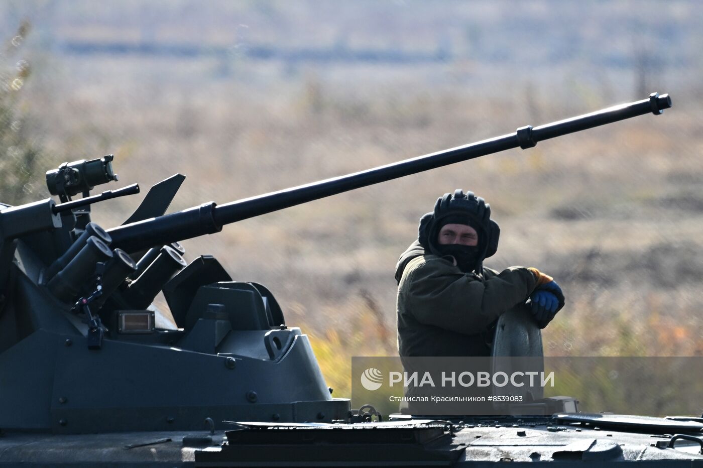 Подготовка экипажей БТР и БМП на полигоне в тыловом районе СВО