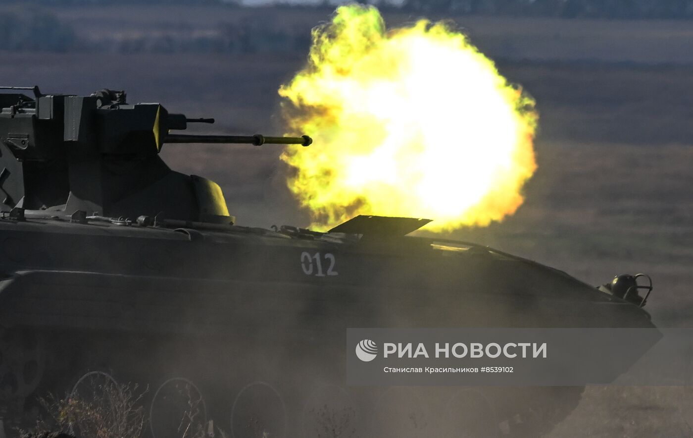 Подготовка экипажей БТР и БМП на полигоне в тыловом районе СВО