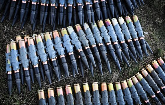 Подготовка экипажей БТР и БМП на полигоне в тыловом районе СВО