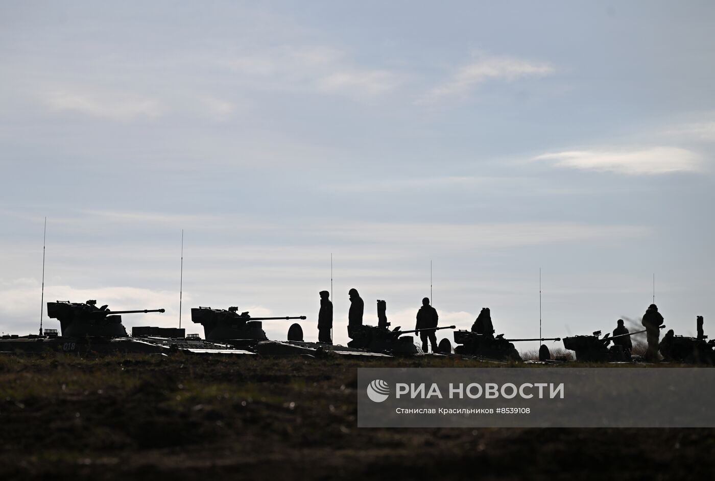 Подготовка экипажей БТР и БМП на полигоне в тыловом районе СВО