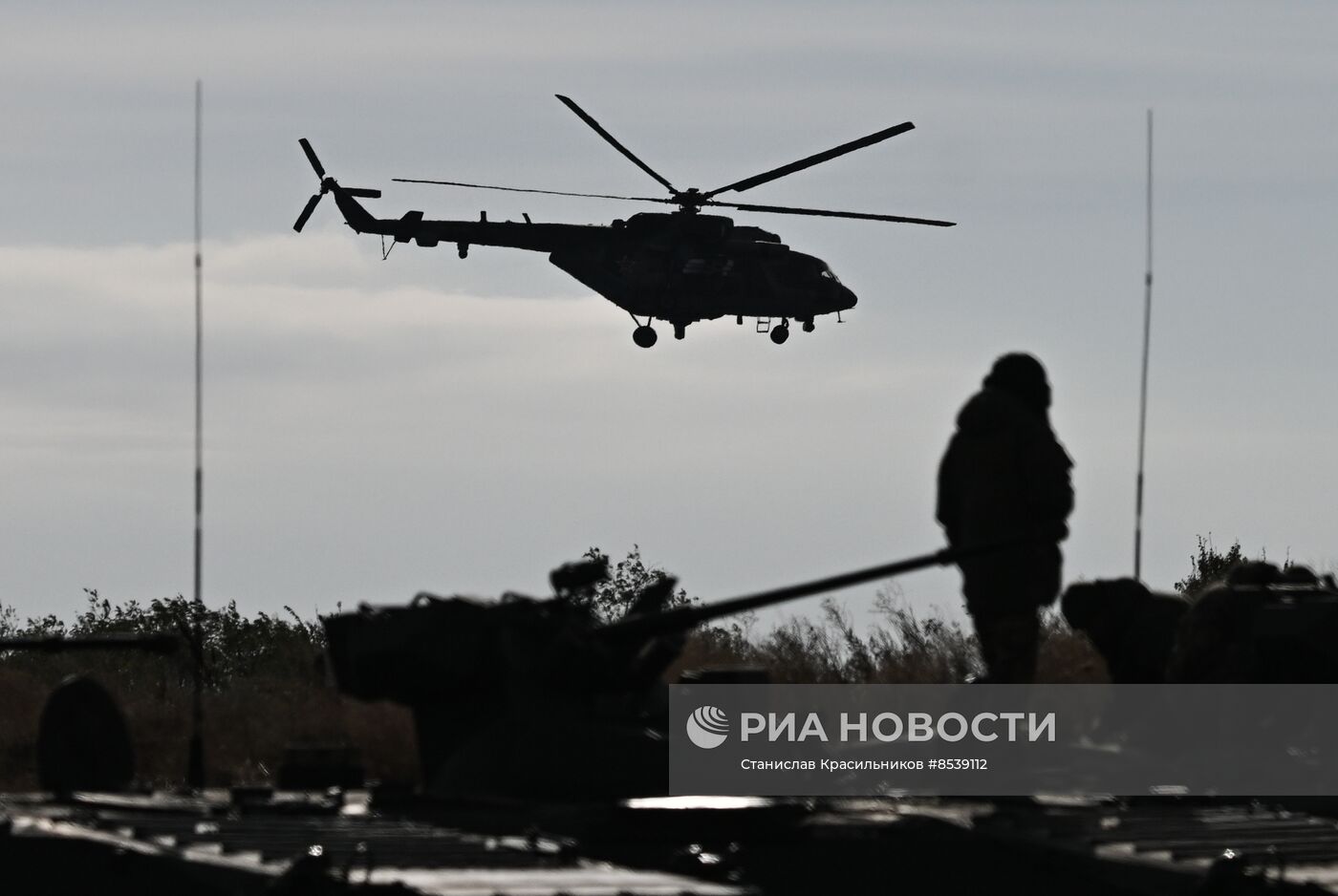 Подготовка экипажей БТР и БМП на полигоне в тыловом районе СВО