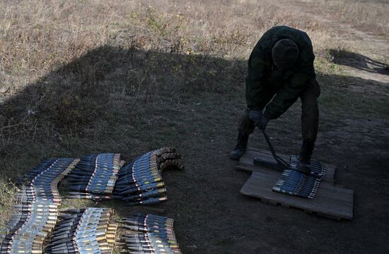 Подготовка экипажей БТР и БМП на полигоне в тыловом районе СВО