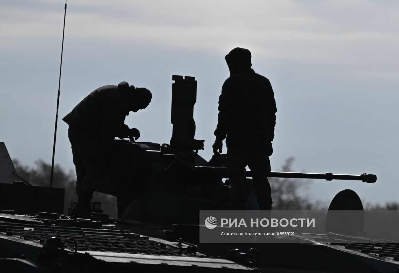 Подготовка экипажей БТР и БМП на полигоне в тыловом районе СВО