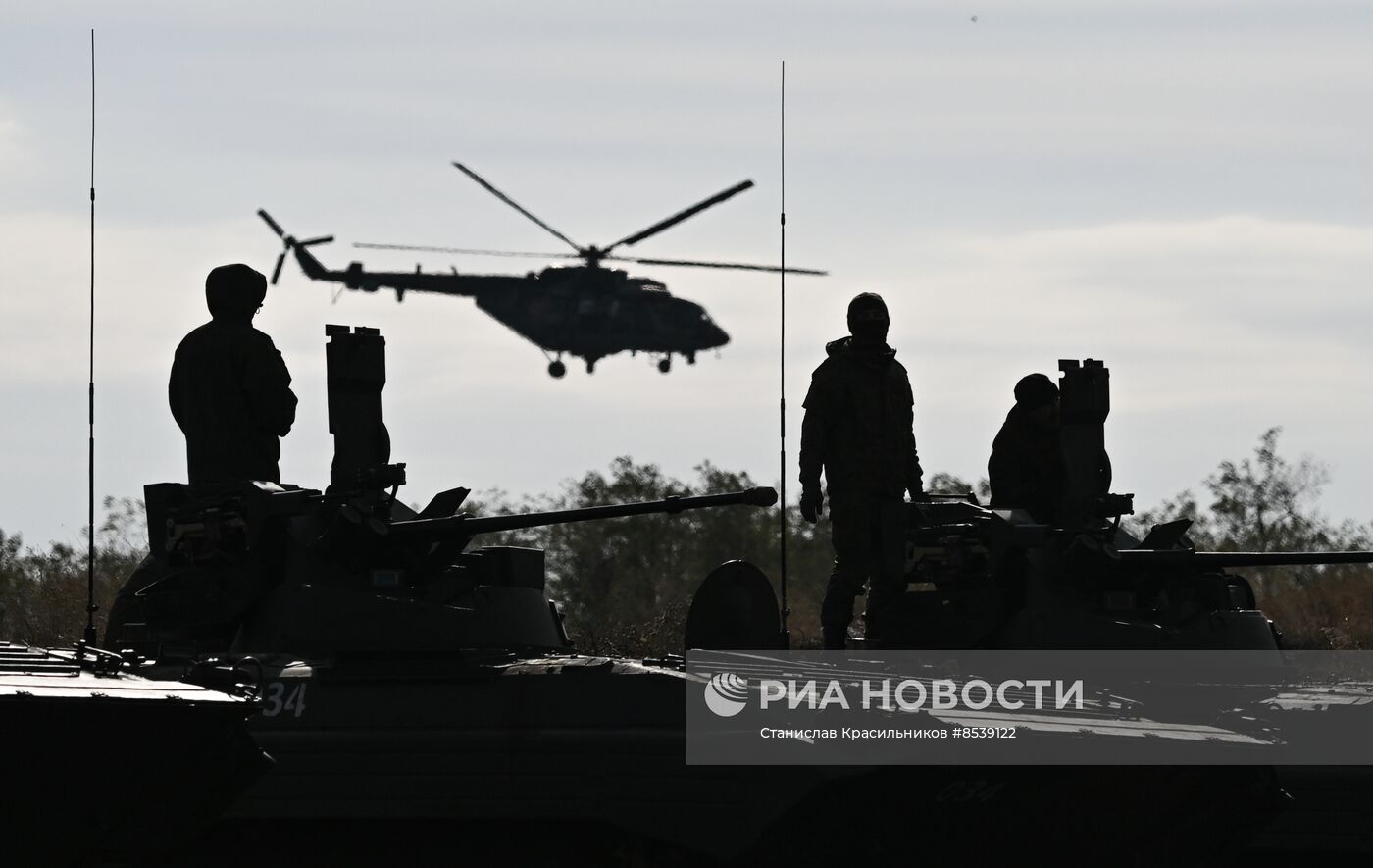 Подготовка экипажей БТР и БМП на полигоне в тыловом районе СВО