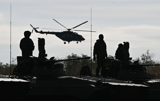 Подготовка экипажей БТР и БМП на полигоне в тыловом районе СВО